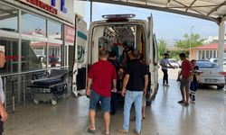 Kozan'da devrilen traktördeki 2 kişi yaralandı
