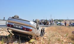 Mersin'de devrilen otomobildeki 1 kişi öldü, 1 kişi ağır yaralandı