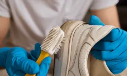 Evde Beyaz Ayakkabılarınızı İlk Günkü Gibi Yapmanın Yöntemleri