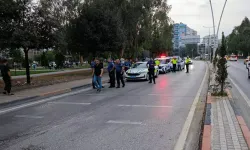 Adana'da refüje ve aydınlatma direğine çarpan motosikletin sürücüsü öldü