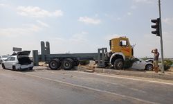 Adana'da kamyonun otomobillere çarpması sonucu 3 kişi yaralandı
