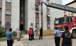 Adana'da merdiveni çöken apartmanda mahsur kalan 20 kişiyi itfaiye kurtardı