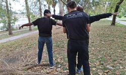 Adana'da park ve sokaklar uyuşturucu satıcılarına yönelik denetim yapıldı