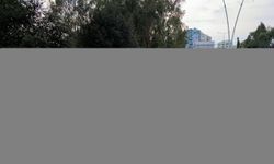 Adana'da refüje ve aydınlatma direğine çarpan motosikletin sürücüsü öldü