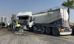 Adana'da tankerin trafik ışıklarında bekleyen araçlara çarptığı kazada 2 kişi yaralandı