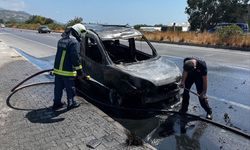 Alanya'da seyir halindeyken alev alan taksi kullanılamaz hale geldi