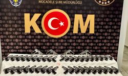 Antalya'da kargo kolilerinde silah ticareti yaptığı öne sürülen 2 zanlı tutuklandı