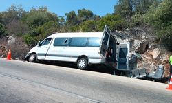 Antalya'da tur minibüsünün kayalıklara çarpması sonucu 17 kişi yaralandı