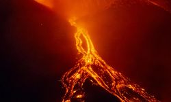Etna Yanardağı’nda Güçlü Patlama Kül ve Lav Fışkırdı