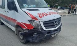 Hatay'da ambulansla otomobil çarpıştı