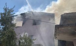 Hatay'da iki katlı binanın çatı katında çıkan yangın söndürüldü