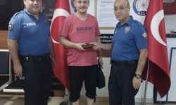 Isparta'da vatandaşın bulup polise teslim ettiği cüzdan sahibine ulaştırıldı