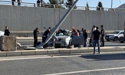 Kahramanmaraş’ta aydınlatma direğine çarpan otomobildeki 3 kişi yaralandı