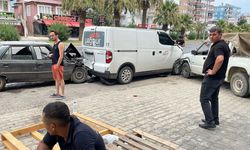 Mersin'de park halindeki panelvana çarpan otomobildeki 2 kişi yaralandı
