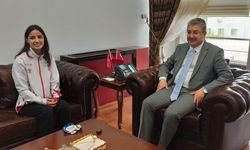 Vali Yılmaz Dünya Oyunları'nda gümüş madalya alan kick boksçu Aybüke'yi kutladı