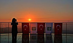 Zorkun Yaylası’nda Cam Terasta Günbatımı Büyüledi