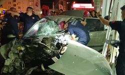 Adana'da mobilya mağazasına giren otomobilin sürücüsü yaralandı