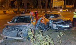 Antalya'da iki otomobilin çarpıştığı kazada 5 kişi yaralandı