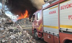 GÜNCELLEME - Adana'da geri dönüşüm fabrikasının bahçesinde çıkan yangına müdahale ediliyor