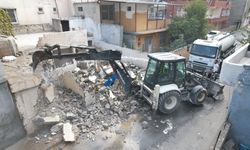 Mersin'in Akdeniz ilçesinde metruk ev kontrollü yıkıldı