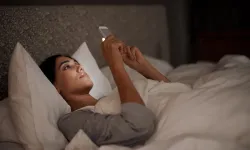 Tek elle telefon kullanımı el ve bilek sorunlarına davetiye çıkarıyor