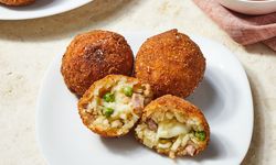 İç Harçlı Kızarmış Pirinç Topları: Arancini Tarifi