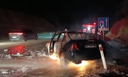 Burdur'da çıkan yangında otomobil kullanılamaz hale geldi