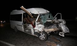Hatay'da minibüs ile traktörün çarpışması sonucu 14 kişi yaralandı