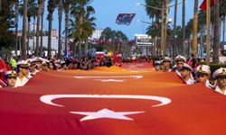 Mersin'de 102 metre uzunluğunda Türk bayrağıyla yürüyüş düzenlendi