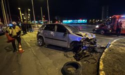 Mersin'de kavşaktaki direklere ve refüje çarpan otomobil sürücüsü yaralandı