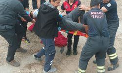 Adana'da devrilen tırın sürücüsü yaralandı