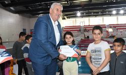 Adana'da yüzme öğrenen öğrencilere sertifikaları verildi