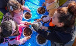 Diyarbakır'da minik eller 'yeşil vatan' için tohum topları hazırlıyor