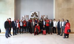 İşitme Engelli Milli Futbol Takımı oyuncuları, Antalya'da coşkuyla karşılandı