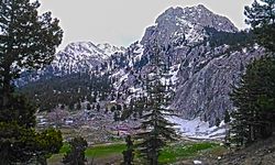 Kadirli'nin Gizli Cenneti Ağcadağ'ın Güneybatı Yüzü Beyaz Örtüyle Büyülüyor!