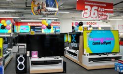 MediaMarkt Rengarenk Şahane Cuma kampanyasını 'Branda Yırtma' etkinliğiyle başlattı