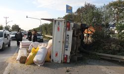 Serik'te saman yüklü kamyonet devrildi