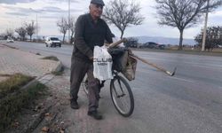 Bisikletiyle Hem Çalışıyor Hem Çevreyi Koruyor!