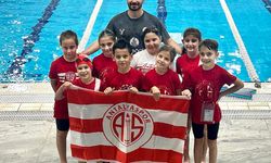 Antalyasporlu çocuklar yüzme şenliklerinde yarıştı