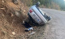 Feke'de takla atan otomobildeki 2 kişi yaralandı