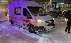 Hakkari’de Ambulansa Kar Engeli