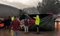 Hatay'da park halindeki tıra çarpan kamyondaki 2 kişi yaralandı