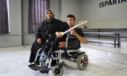 Isparta'da 16 yaşındaki Muhammet Eren müzikle engelleri aşıyor