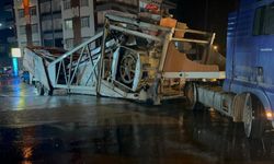 Mersin'de dorsesi rampada askıda kalan tır ulaşımı aksattı