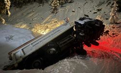 Adana'da sürücüsünün kontrolünden çıkan kamyon şarampole devrildi