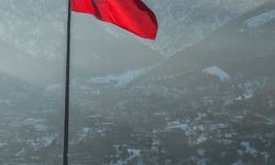 Amanos Dağları'nın eteklerindeki yıpranan Türk bayrağı değiştirildi