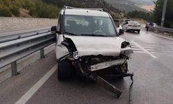 Antalya'da bariyere çarpan hafif ticari araçtaki 1 kişi öldü, 1 kişi yaralandı