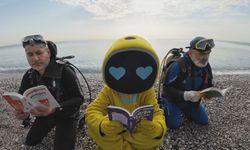 Antalya'da dalgıçlar su altında kitap okudu