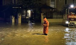 Antalya'da etkili olan fırtına ve hortum bazı ev, sera ve araçlara zarar verdi