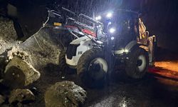 Antalya'da istinat duvarının çökmesi sonucu araçta mahsur kalan 4 kişi kurtarıldı